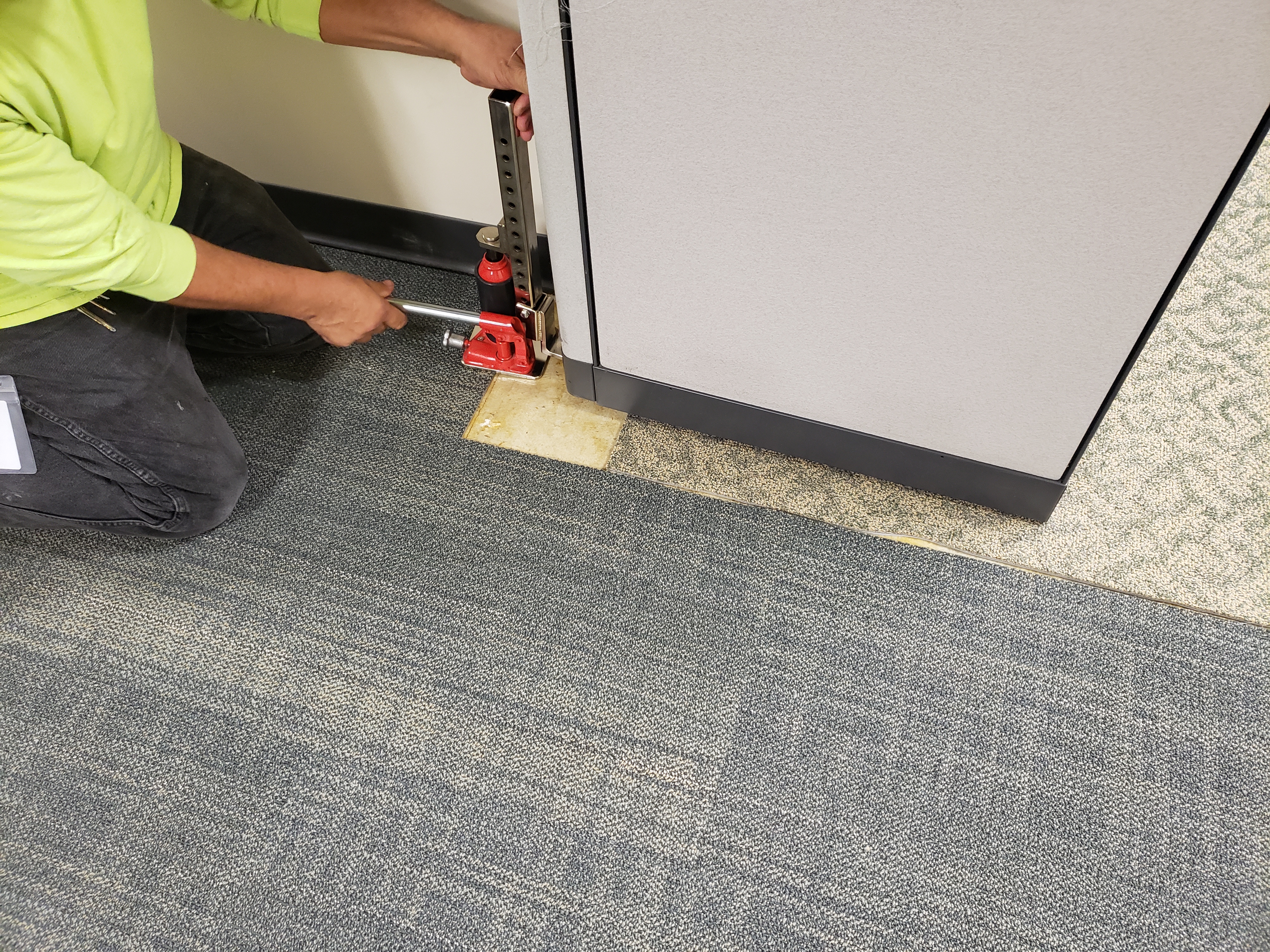 Arriba 44+ imagen office carpet installation